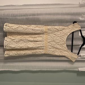 Short cream-coloured lace dress with back cut-out